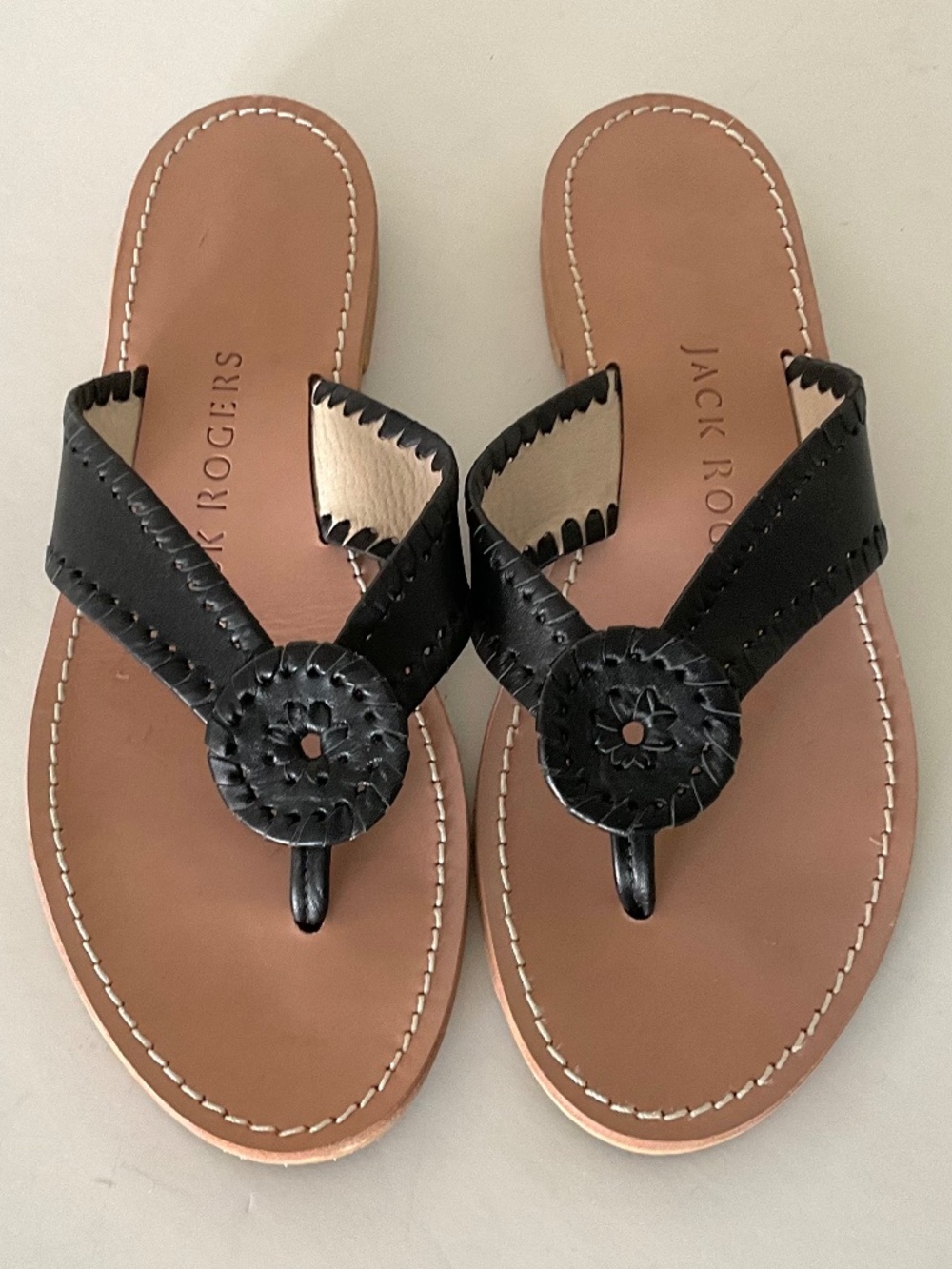 JACK ROGERS Ro Medallion Flat Sandal in Black Size 8